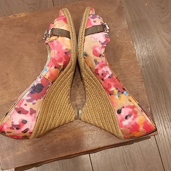 Nyguard Selena wedge style pump. - Picture 5 of 6